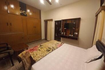 ペンション Kalash Guest House