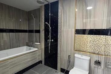 בית מלון כפרי Arunsakhon Luxury Condo