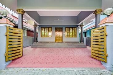 ホテル Oyo Thaikkattukara Residency