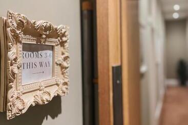 Отель The Roost