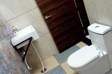 Oyo Red Rose Hotel & Restaurant