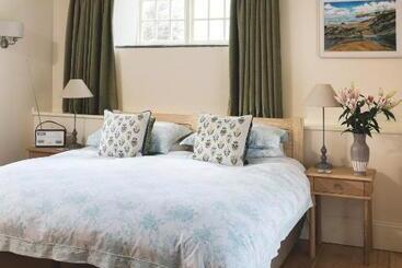 Bed and Breakfast Trevigue Farm