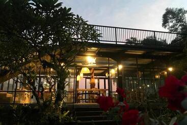 호스텔 Kraras Munduk Guest House & Donbiyu Rendezvous Restaurant