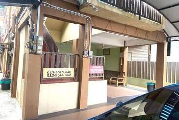 בית מלון כפרי Oyo 90915 Ilham Villa