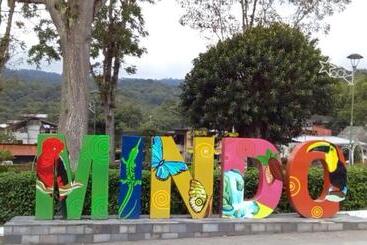 アパートホテル Aracari Inn Mindo