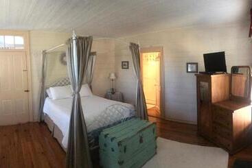 Historic Seaton Springs Farm B&b & Wedding Venue James Tipton Upstairs Queen Room Ask About Even