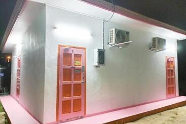 فنادق الكبسولة Chalet Roomstay Mini Private Pool,penginapan Teratak Kandamus