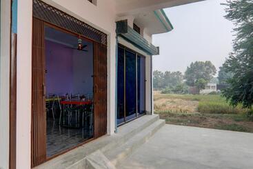 Отель Oyo Aj Up 52