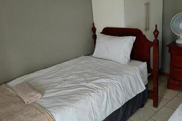 펜션 Good And Proper Guest Lodge