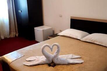 Bed and Breakfast Complex Turistic Roua Muntilor Vila 1