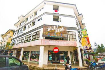 מלון כמוסות Traveller Bunker Hostel