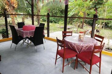 بنسيون Tony’s Guesthouse At Teluk Bahang