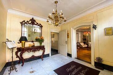 هتل آپارتمان Skindles Guesthouse