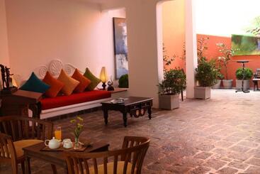 تختخواب و صبحانه Anugaa In The City