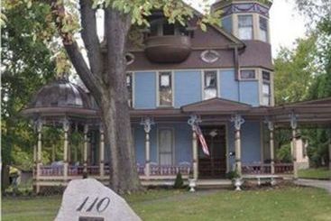 민박 Charles Nelson Schmick House