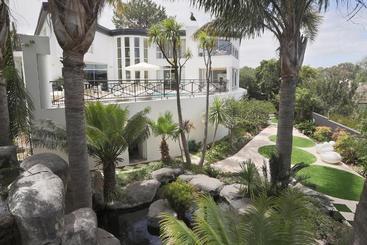 تختخواب و صبحانه Francolin Manor