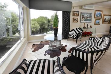 تختخواب و صبحانه Francolin Manor