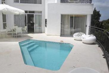 تختخواب و صبحانه Francolin Manor