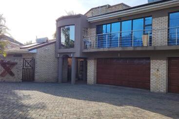 Дом Bon A Vie Self Catering And B&b Gonubie Full Solar Power, No Load Shedding!