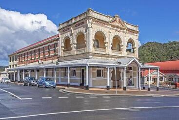 مسافرخانه Empire Hotel Queenstown