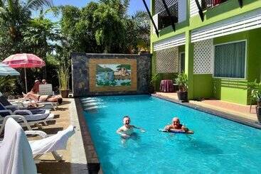 בית מלון כפרי Khaolak Cnior Bungalows