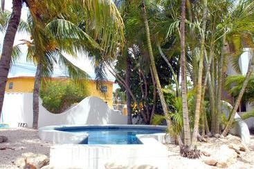 تختخواب و صبحانه Bnbbonaire Near The Ocean