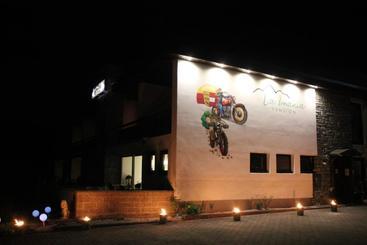 مبيت وإفطار La Irmania Pension