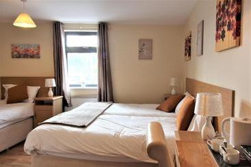 تختخواب و صبحانه The Connaught Inn