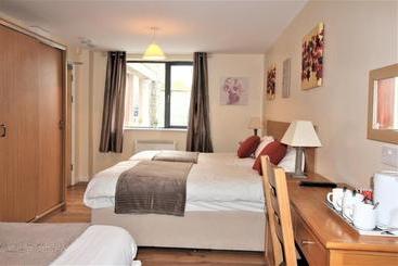تختخواب و صبحانه The Connaught Inn