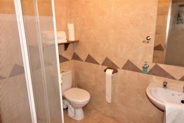 تختخواب و صبحانه The Connaught Inn