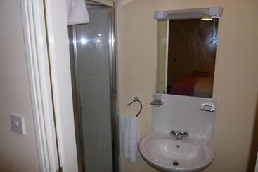 مبيت وإفطار The Schooner Tavern