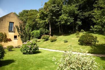 تختخواب و صبحانه Woodbine Cottage