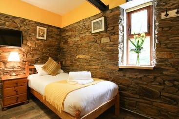 Moville Boutique Hostel & Apartments