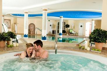 Superior Hotel Schneider Ski In & Ski Out