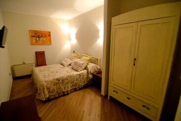 簡易ホテル La Vignola Country