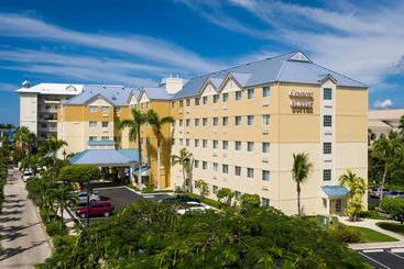 ホテル Hampton By Hilton Grand Cayman Seven Mile Beach