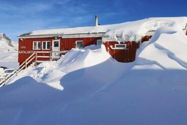 هتل The Red House