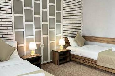 تختخواب و صبحانه Kausar