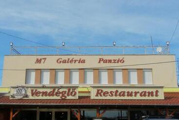 住宿加早餐  M7 Galéria Panzió