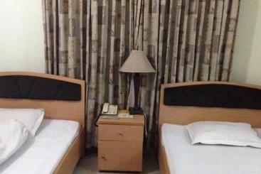 هتل Red Chillies Restaurant And Guest House