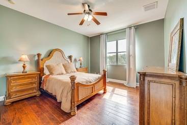 کلبه Luxurious Davenport Home W/ Large Pool & Hot Tub!