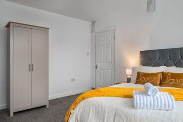 إقامة Immaculate 5 Bed House In Leeds