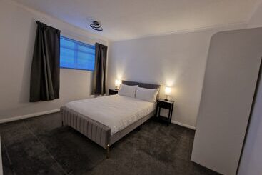 اقامتگاه Modern And Spacious 3 Bedrooms Family House