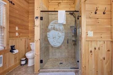 بيت ريفى Cabin W/ Mountain Views, Hot Tub & Game Room!