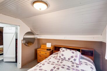 Blackberry Cottage  W/ Yard Near Westport & Beach