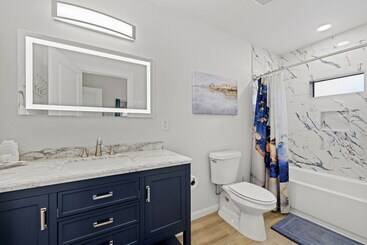 Bluebonnet Waterfront Cottage With Hot Tub