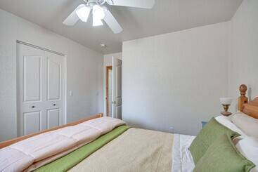 별장 Canyon Rim Retreat W/ Private Yard & Hot Tub!