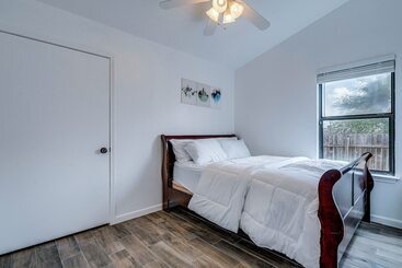 کلبه Pet Friendly Round Rock Home W/ Fenced Yard!