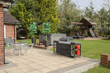 Deluxe 1 Bed Versace Hottub Skytv