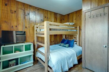 بيت ريفى Peaceful Hendersonville Cabin   Hot Tub & Fire Pit